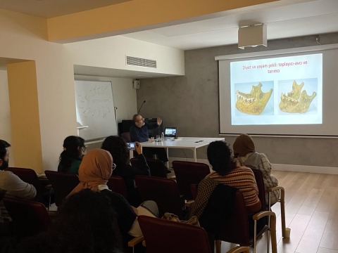 İstanbul Üniversitesi Antropoloji Bölümü Hocalarından Prof. İzzet Duyar, Diş Sağlığı Müzesi’nde “Dental Antropoloji” Sunumu Gerçekleştirdi!